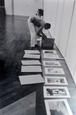 Y. Bosio photographié par son ami Jacques Henri Lartigue pendant le montage de son exposition 1984 au Palais de l'Europe à Menton